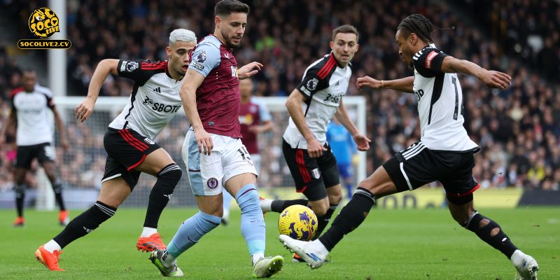 Thầy trò HLV Unai Emery khao khát xuyên phá hàng thủ đối phương để mang về 3 điểm quý giá đua Top